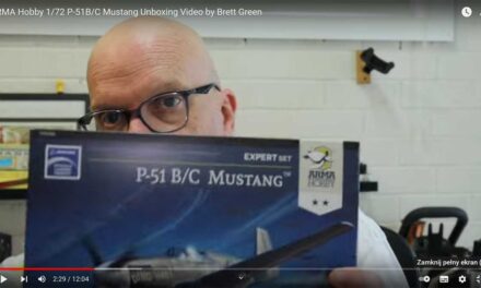 Brett Green rozpakowuje pudełko P-51 B/C Mustang™ Expert Set