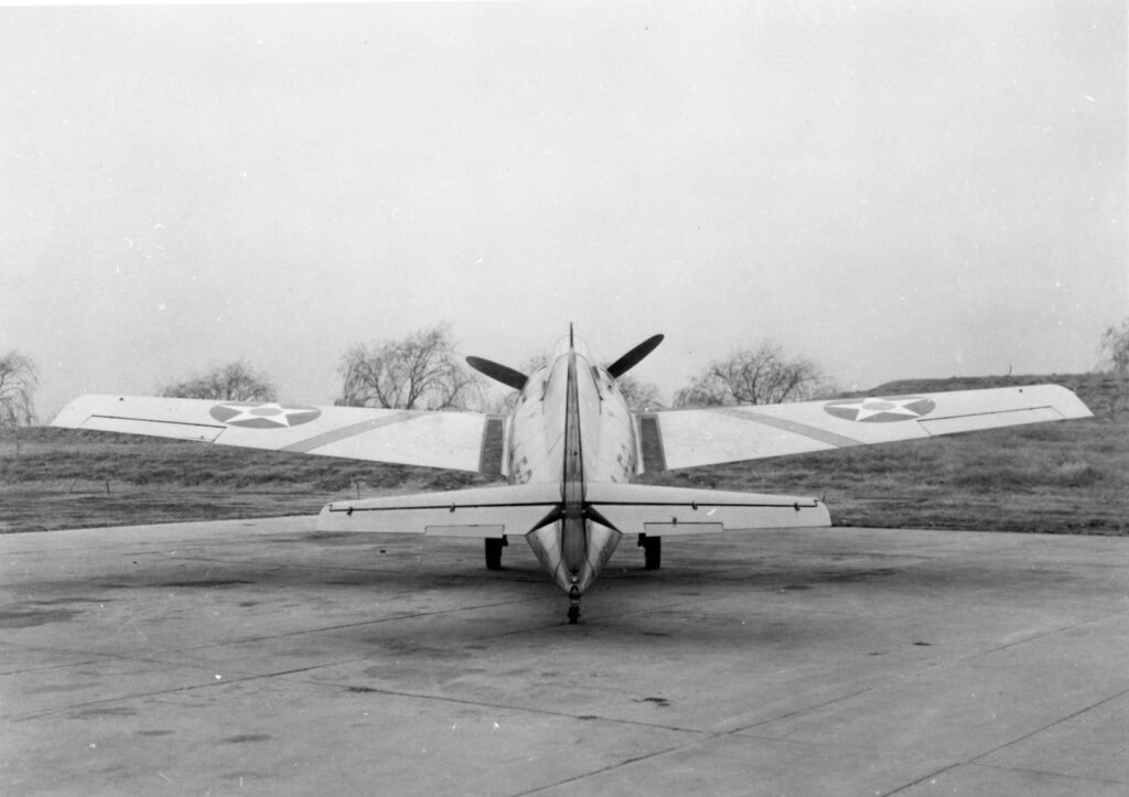 Grumman F4F-3 BuNo 1848 od tyłu, z szewronem w kolorze klucza na skrzydle
