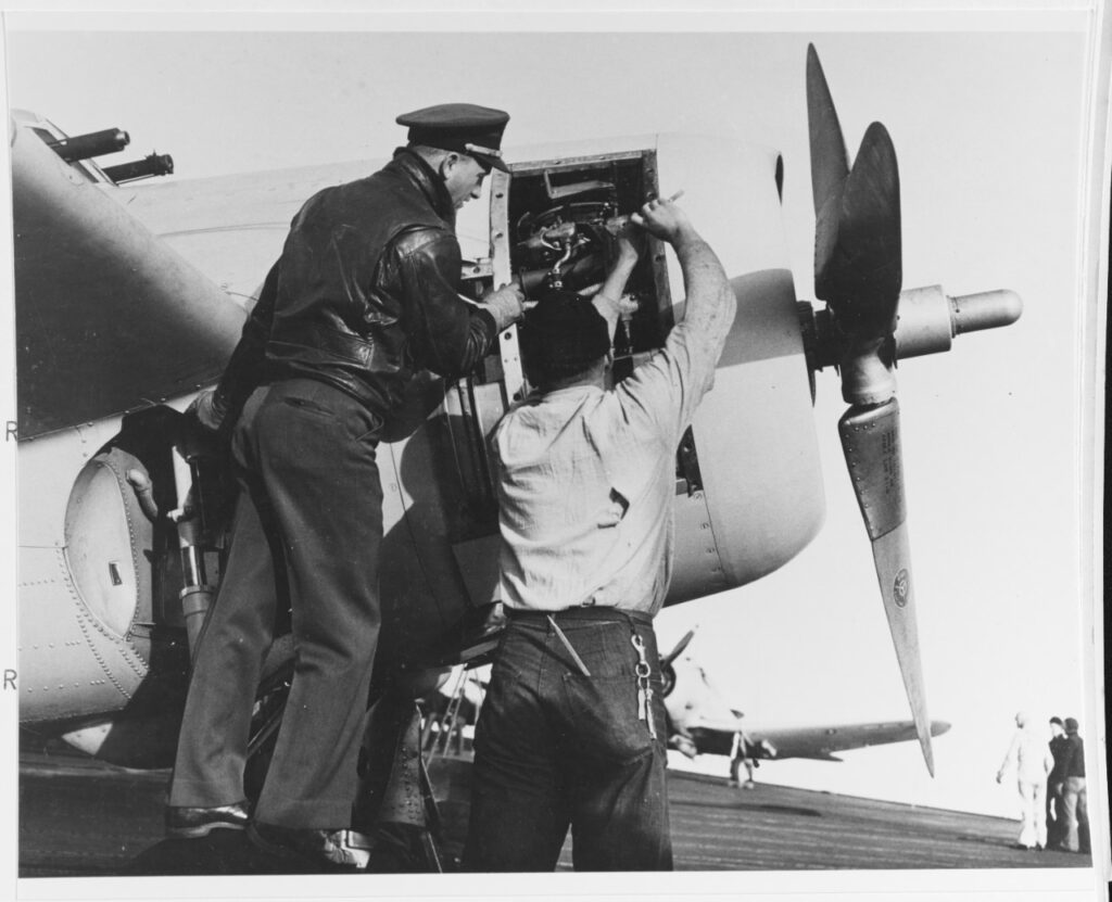 Ensign Arthur J. Brassfield z VF-42 nadzoruje obsługę F4F-3A na USS Yorktown w listopadzie 1941 roku
