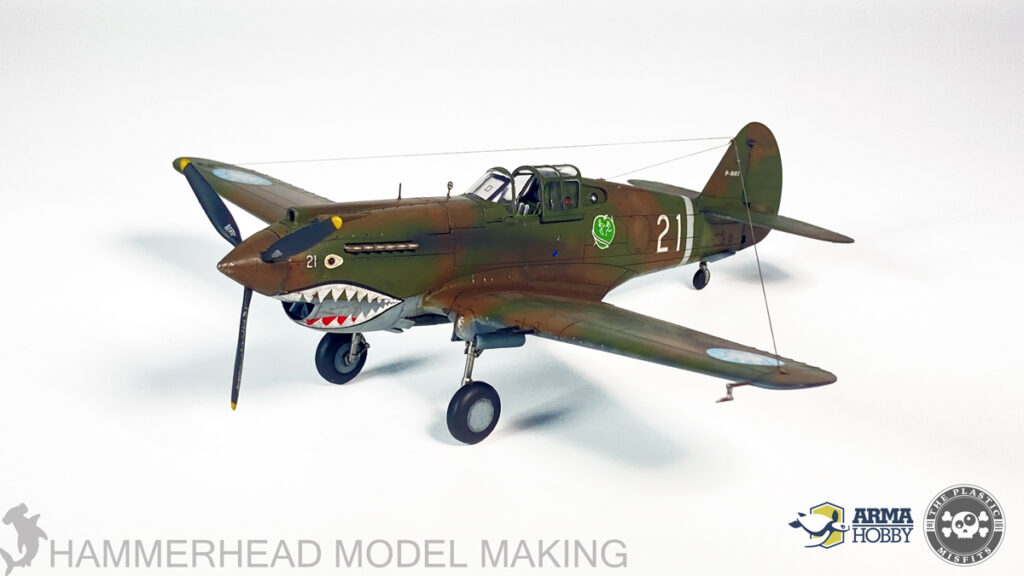 Model Curtissa Hawk 81-A2 Arma Hobby 1/72 — lewa burta z numerem 21 i paszczą rekina