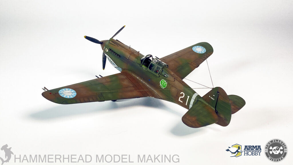 Model Curtissa Hawk 81-A2 z numerem 21 — kamuflaż górnych powierzchni i otwarta osłona kabiny