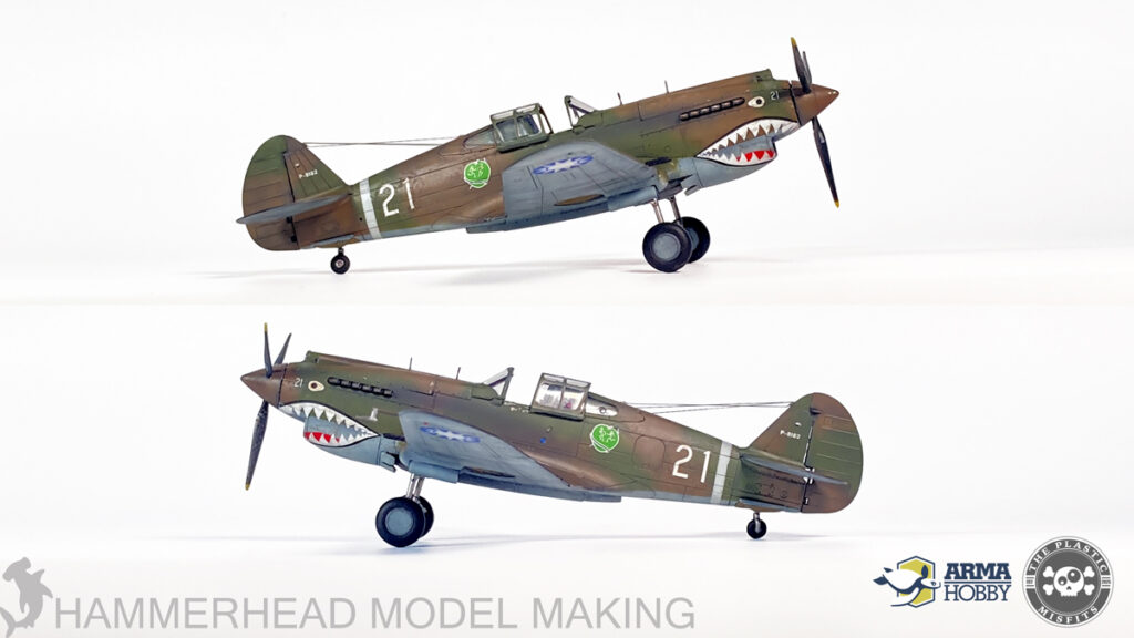 Prawa i lewa burta modelu Curtissa Hawk 81-A2 Latających Tygrysów z numerem 21