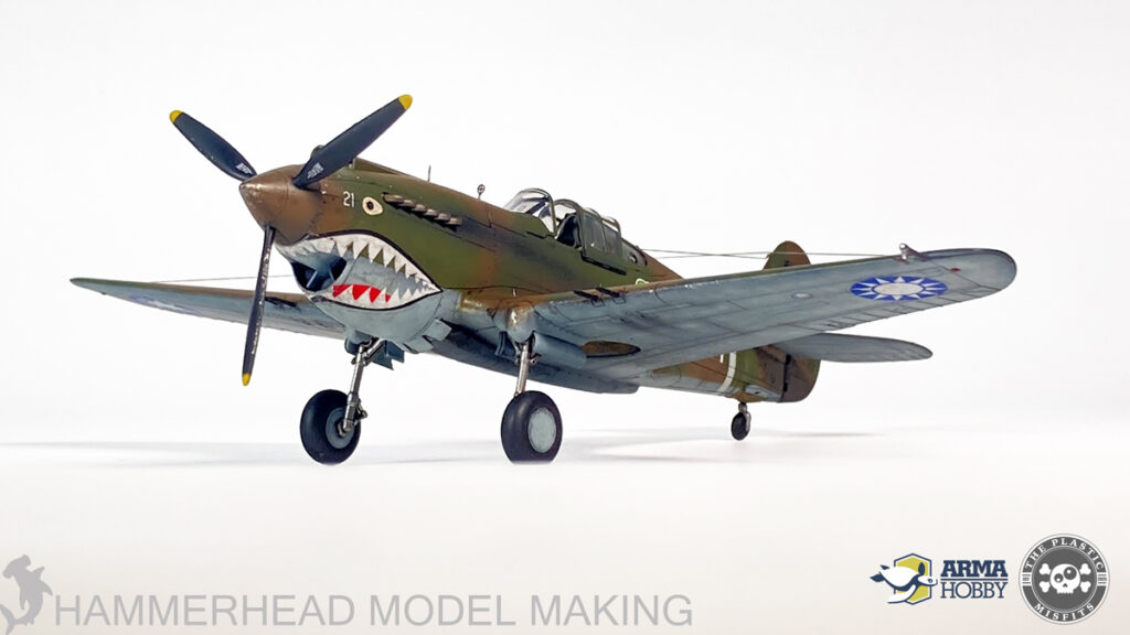 Curtiss Hawk 81-A2 Arma Hobby 1/72 — niskie ujęcie od przodu, paszcza rekina i podwozie
