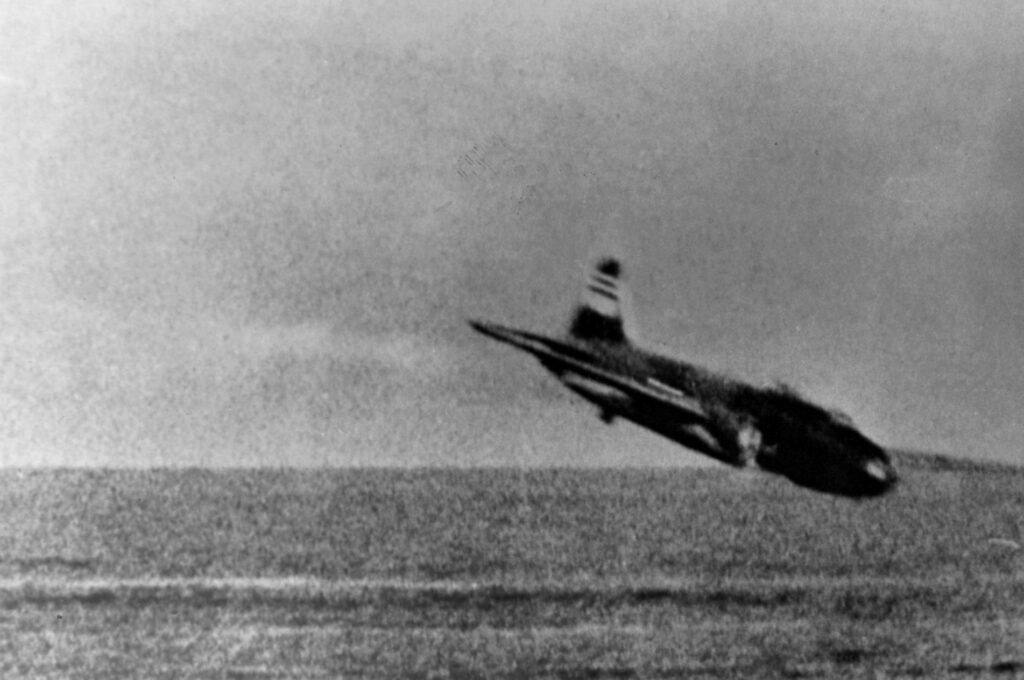 Uszkodzony Mitsubishi G4M1 Betty dowódcy 2 chutai Nakagawy Masayoshiego przed rozbiciem koło USS Lexington