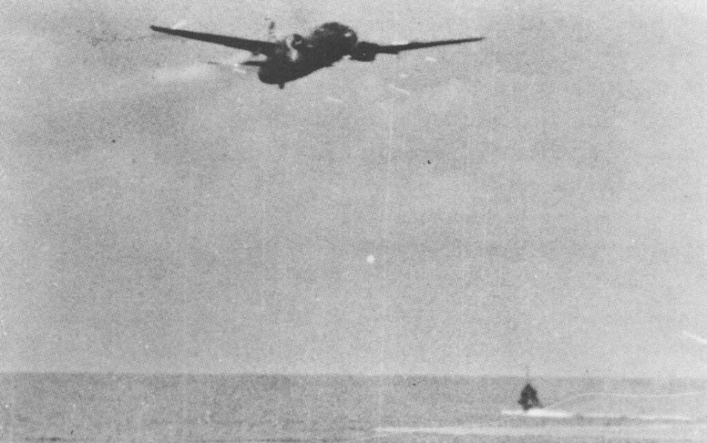 Mitsubishi G4M1 Betty dowódcy 1 chutai Itō Katuzō z oderwanym silnikiem podczas ataku na USS Lexington 20 lutego 1942 roku