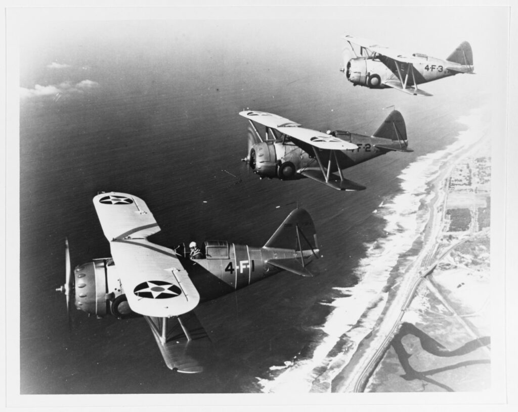 Grumman F3F-1 z VF-4 z USS Ranger nad wybrzeżem Kalifornii w styczniu 1939 roku