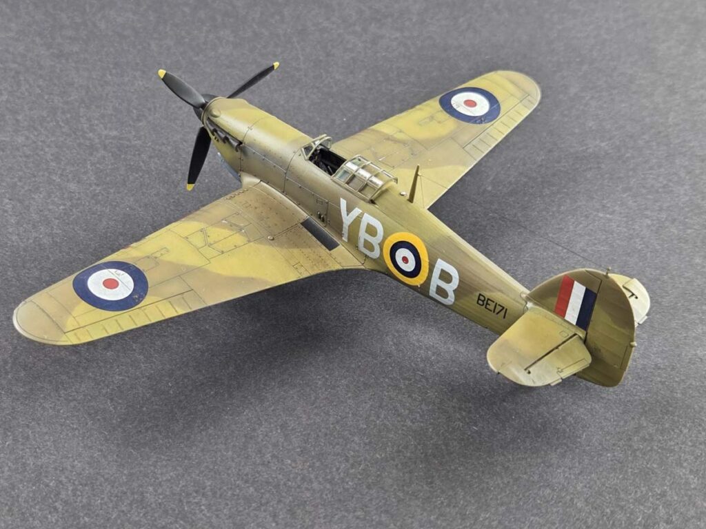 Model Hurricane Mk IIb trop 1/72 w kamuflażu Dark Green i Middle Stone