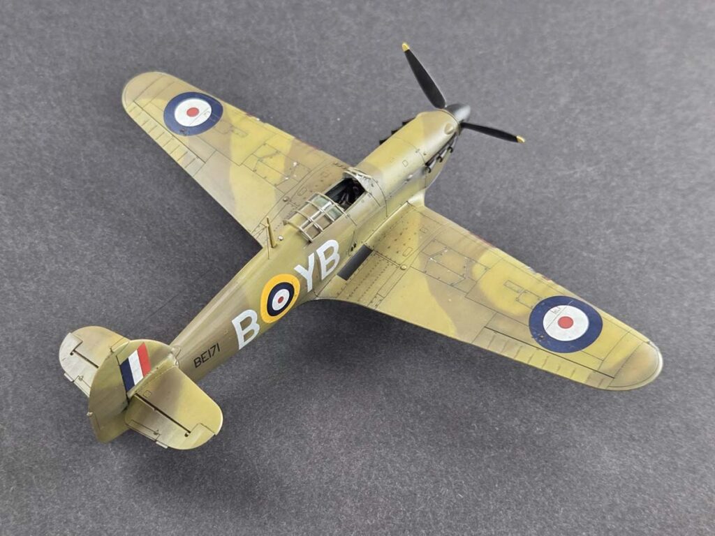 Hurricane Mk IIb trop 1/72 Arma Hobby widok z lewej strony