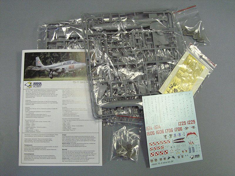 TS-11 Iskra deluxe set – inbox of 1/72 scale kit
