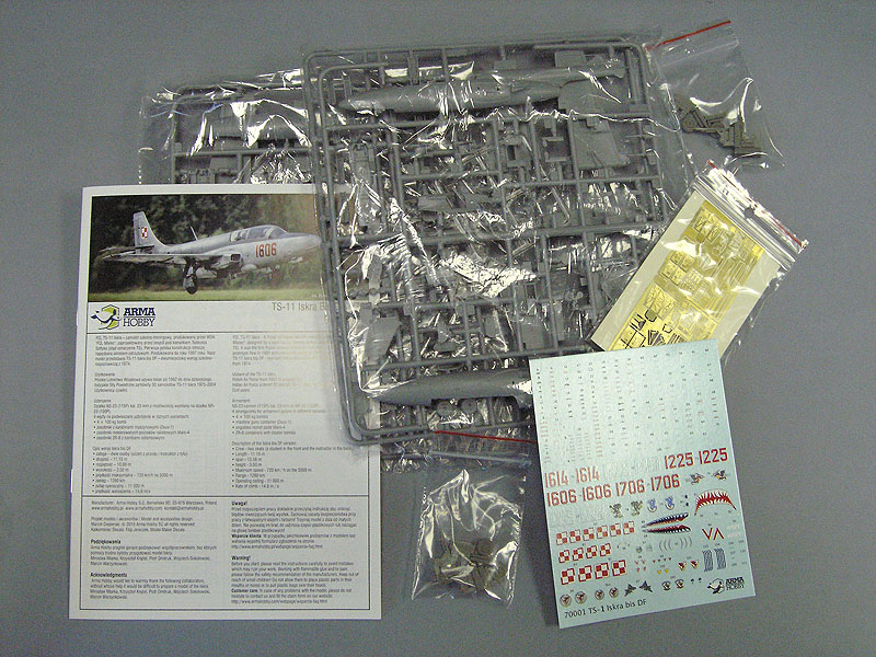 TS-11 Iskra deluxe set – inbox modelu 1/72